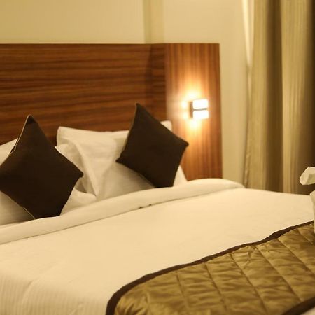 Kyriad Hotel Solapur By Othpl Esterno foto