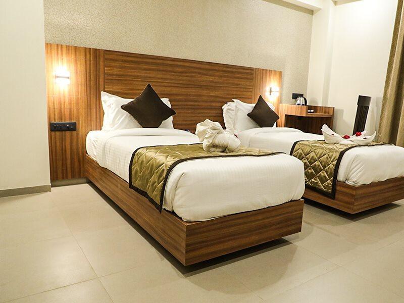 Kyriad Hotel Solapur By Othpl Esterno foto