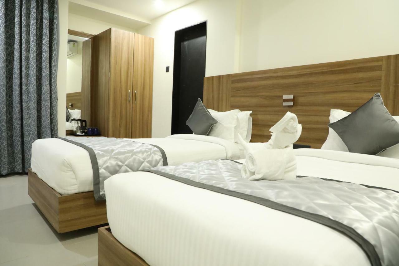 Kyriad Hotel Solapur By Othpl Esterno foto