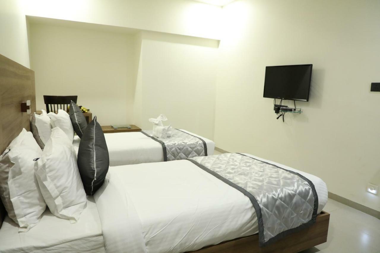 Kyriad Hotel Solapur By Othpl Esterno foto