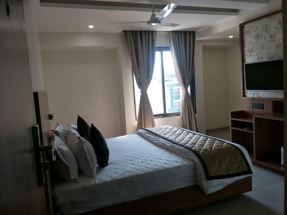 Kyriad Hotel Solapur By Othpl Esterno foto