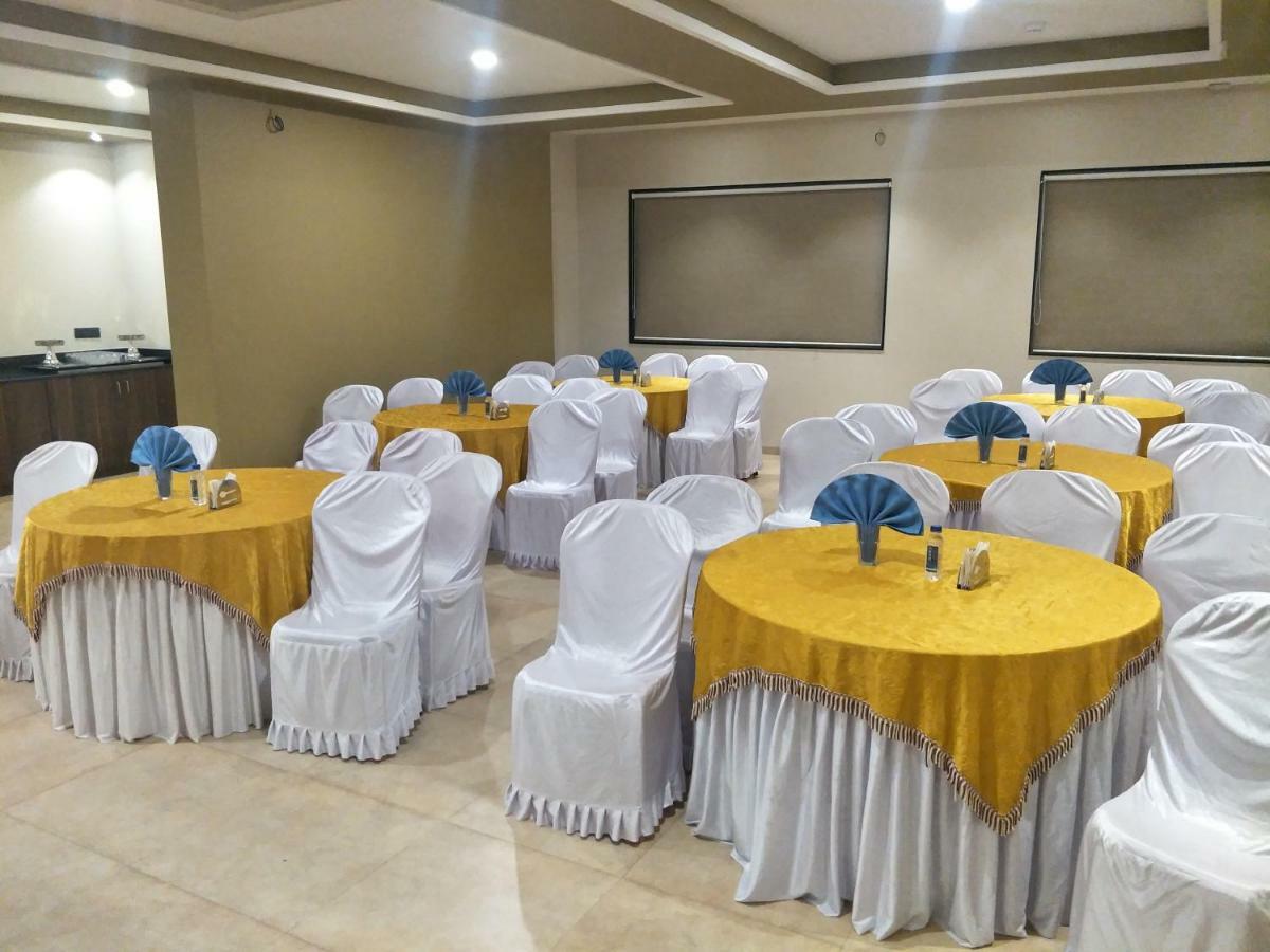 Kyriad Hotel Solapur By Othpl Esterno foto