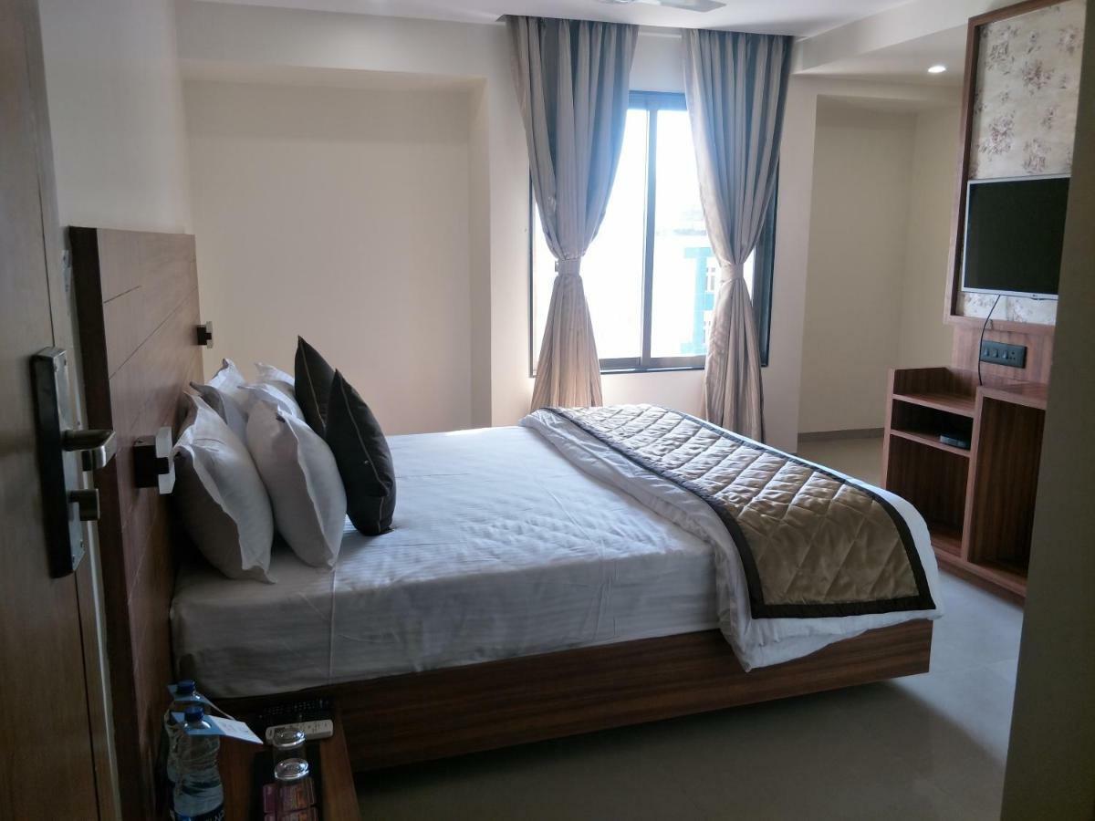 Kyriad Hotel Solapur By Othpl Esterno foto
