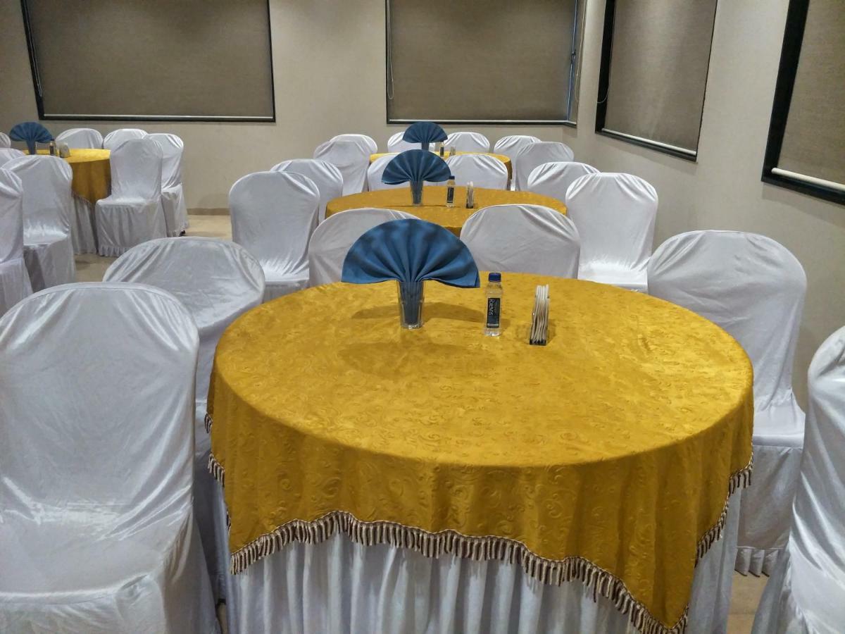 Kyriad Hotel Solapur By Othpl Esterno foto