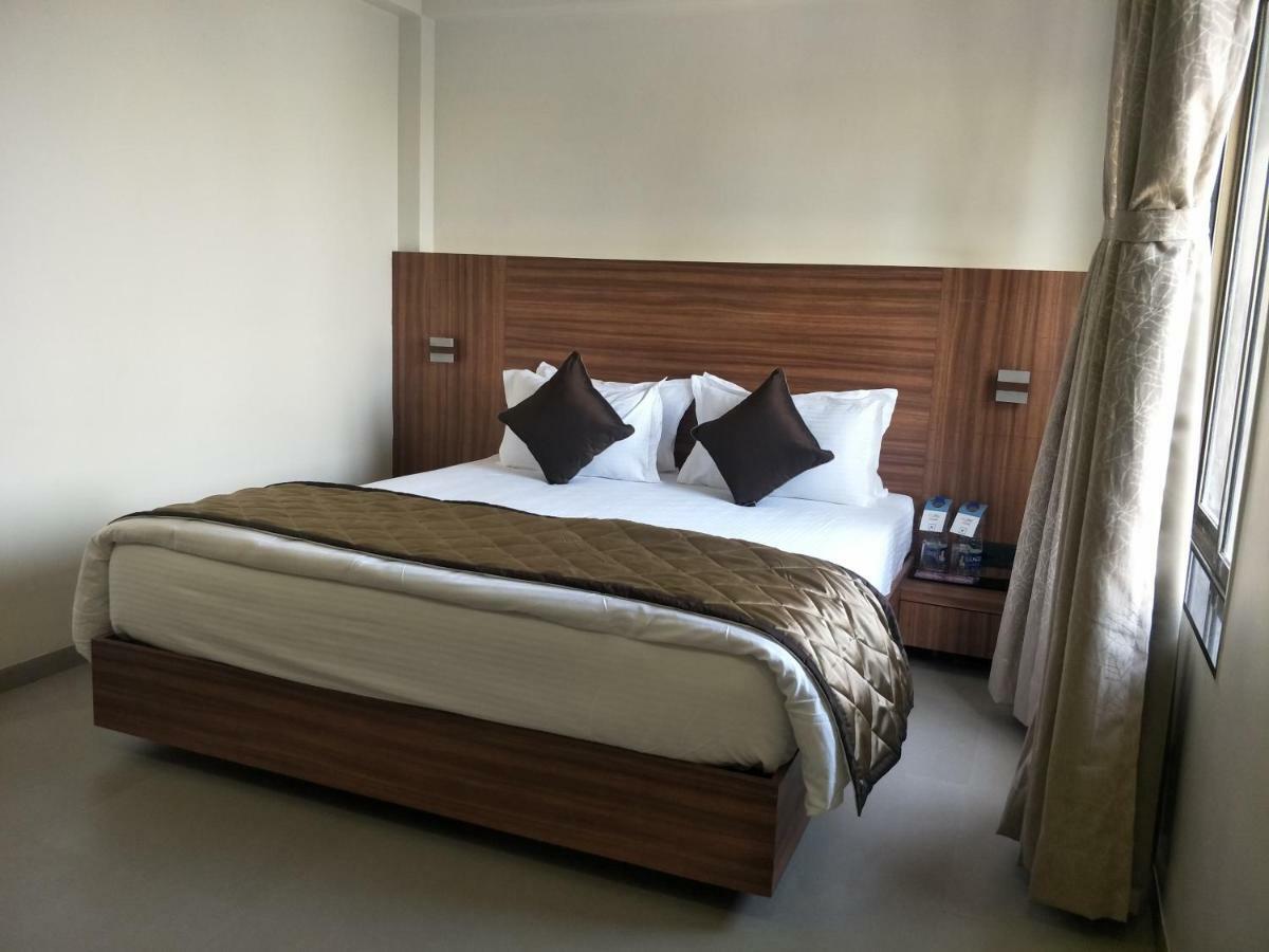 Kyriad Hotel Solapur By Othpl Esterno foto