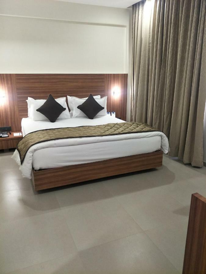Kyriad Hotel Solapur By Othpl Esterno foto