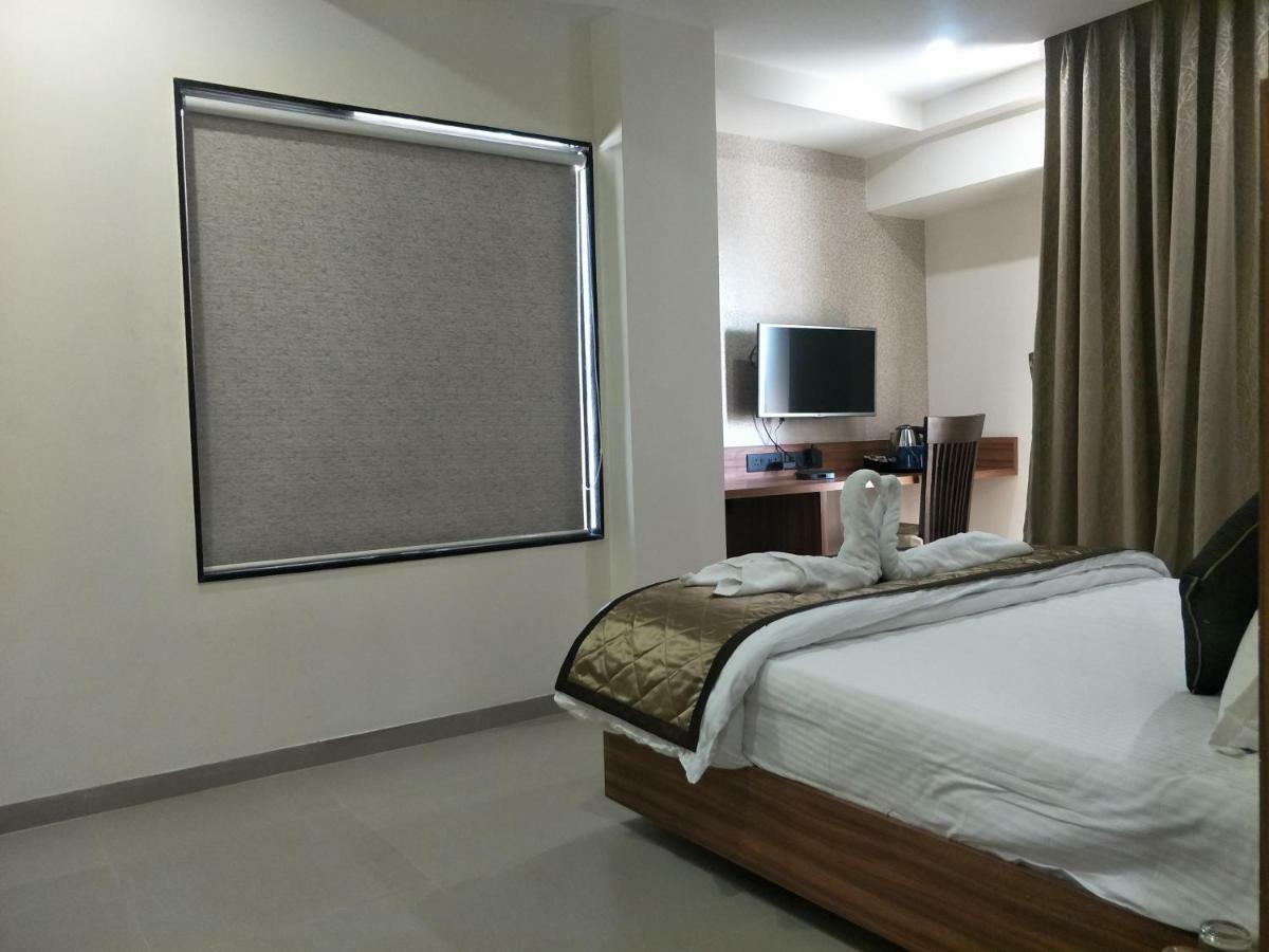 Kyriad Hotel Solapur By Othpl Esterno foto