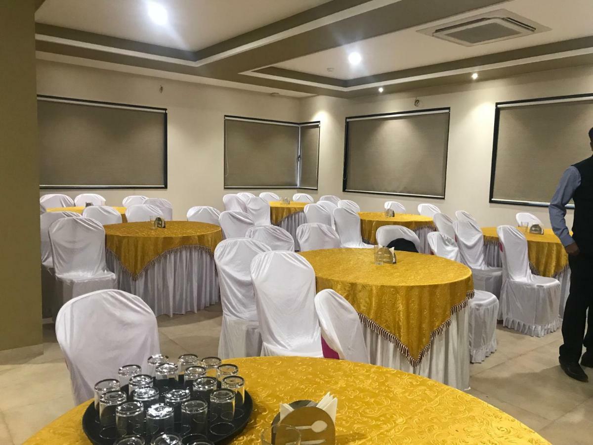 Kyriad Hotel Solapur By Othpl Esterno foto