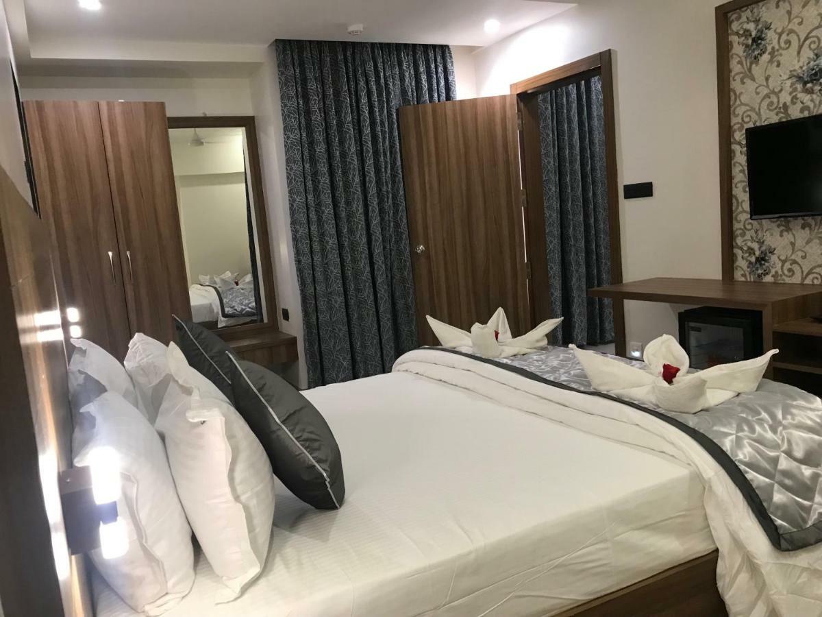 Kyriad Hotel Solapur By Othpl Esterno foto