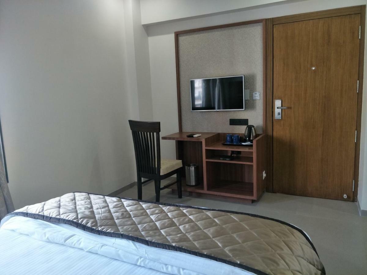 Kyriad Hotel Solapur By Othpl Esterno foto