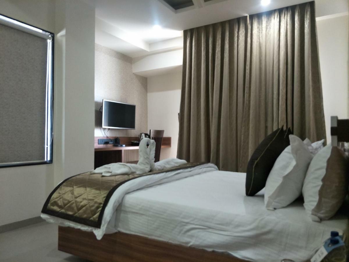 Kyriad Hotel Solapur By Othpl Esterno foto