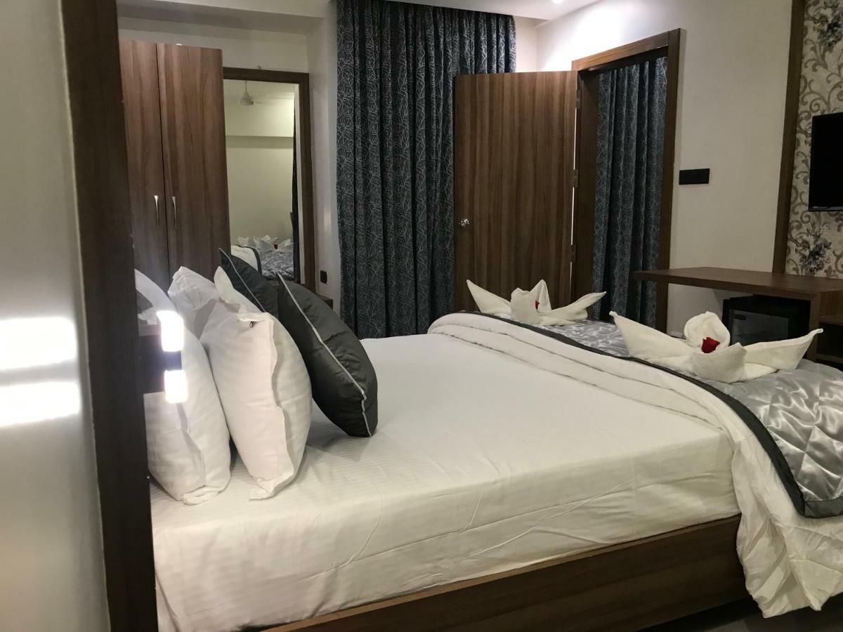 Kyriad Hotel Solapur By Othpl Esterno foto