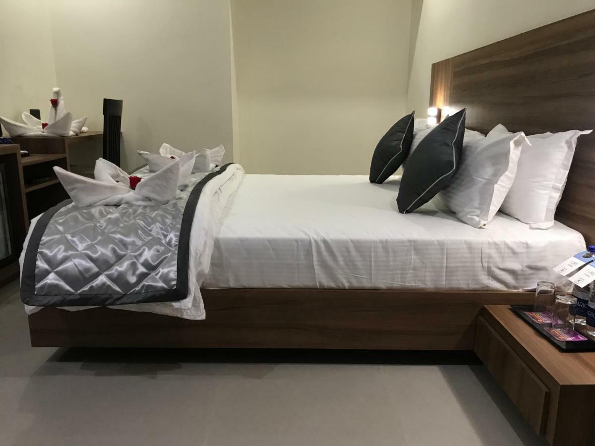 Kyriad Hotel Solapur By Othpl Esterno foto