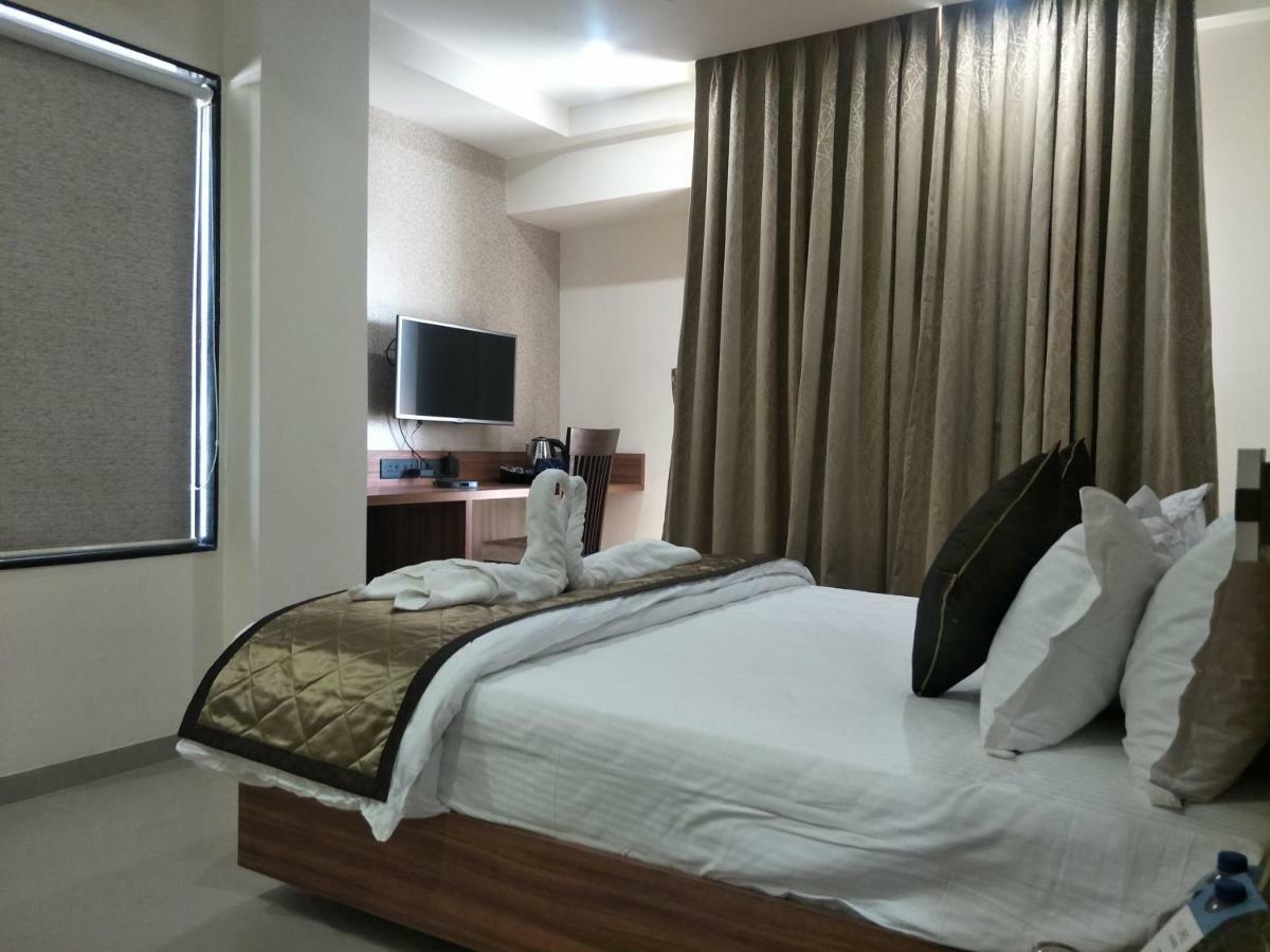 Kyriad Hotel Solapur By Othpl Esterno foto