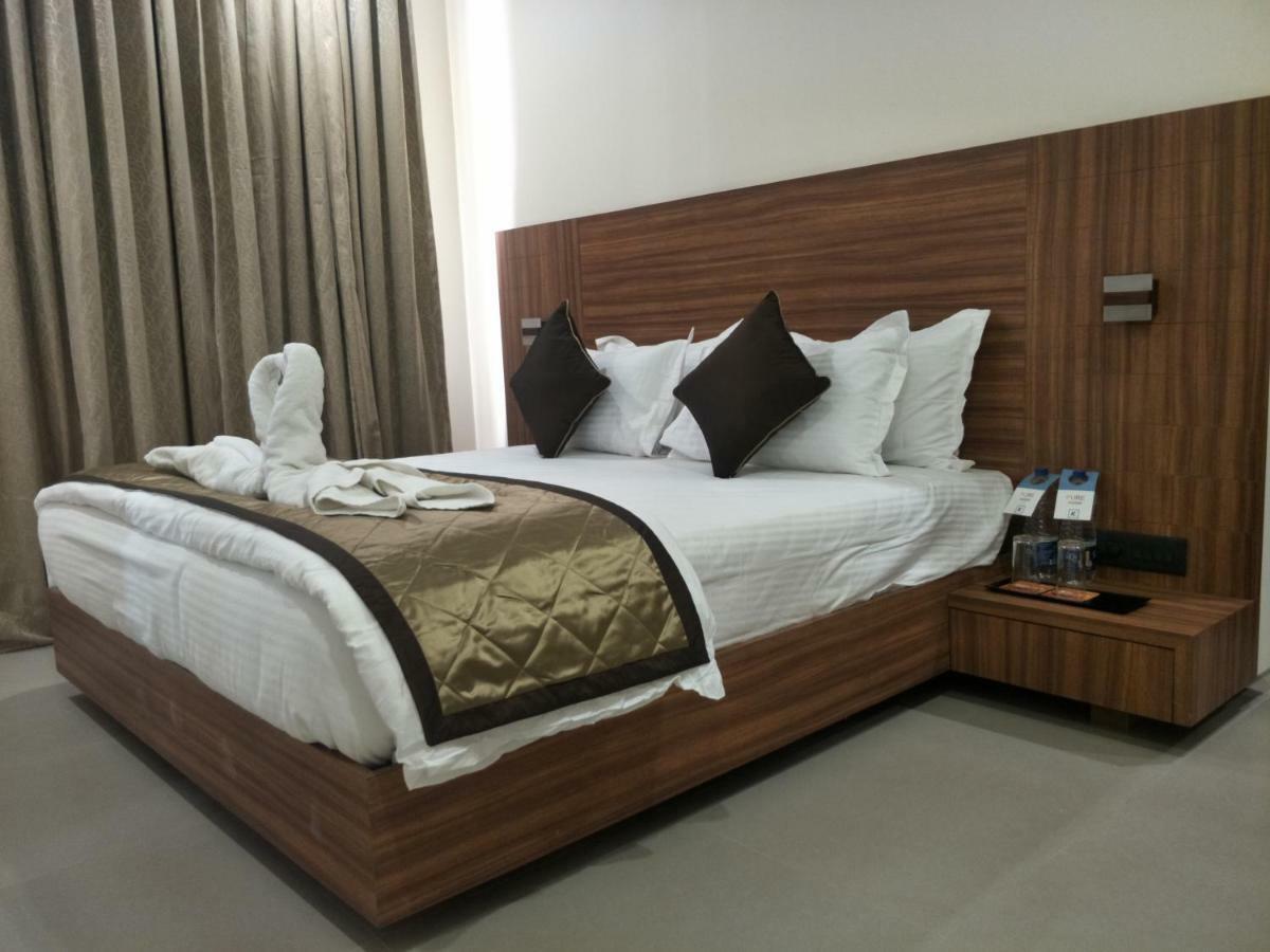 Kyriad Hotel Solapur By Othpl Esterno foto