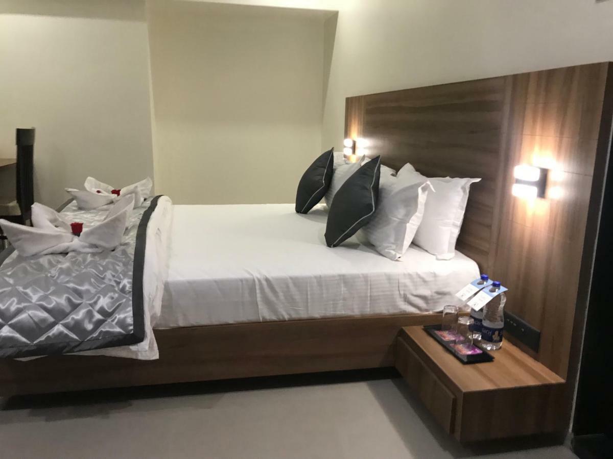 Kyriad Hotel Solapur By Othpl Esterno foto