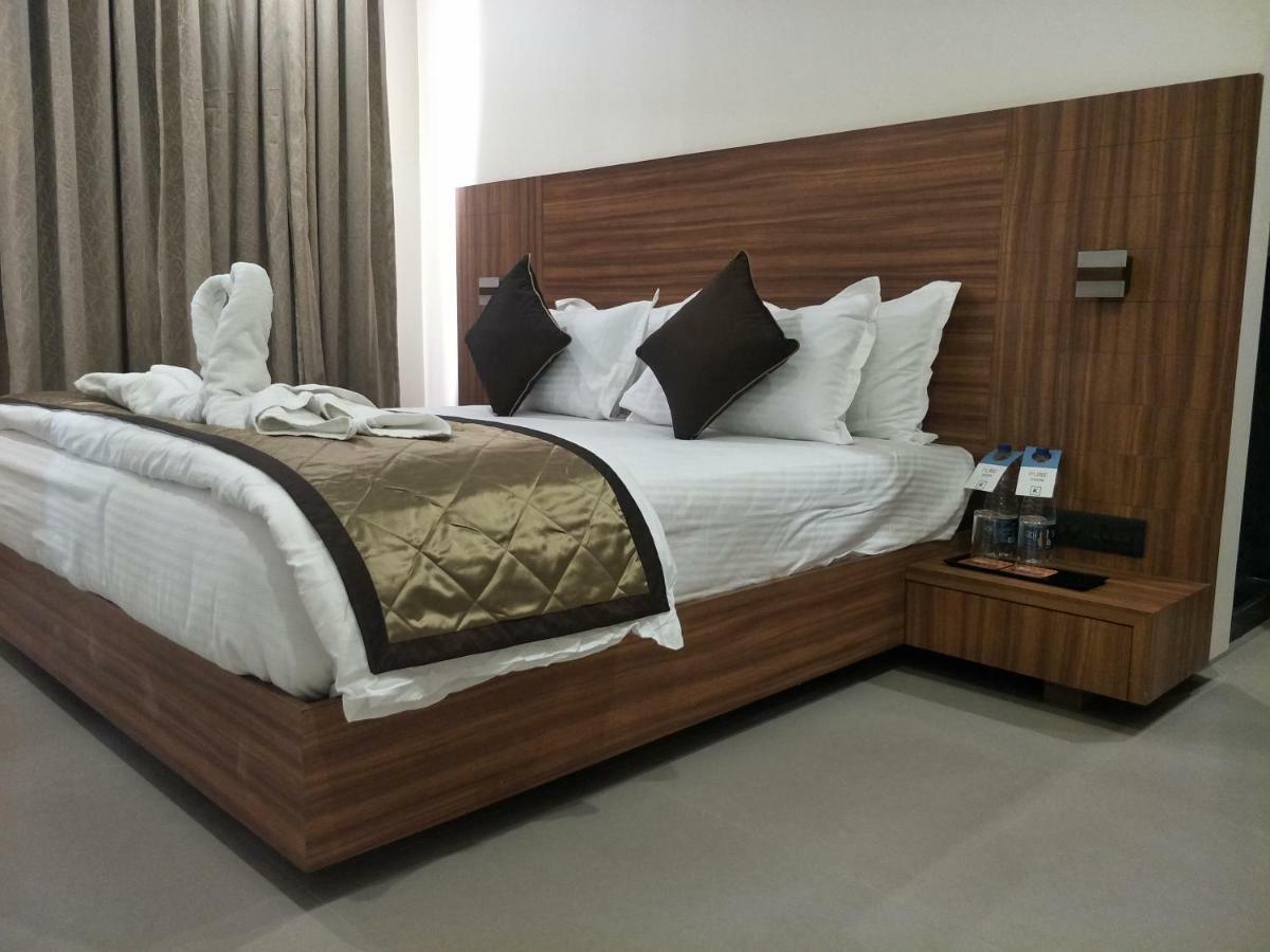 Kyriad Hotel Solapur By Othpl Esterno foto
