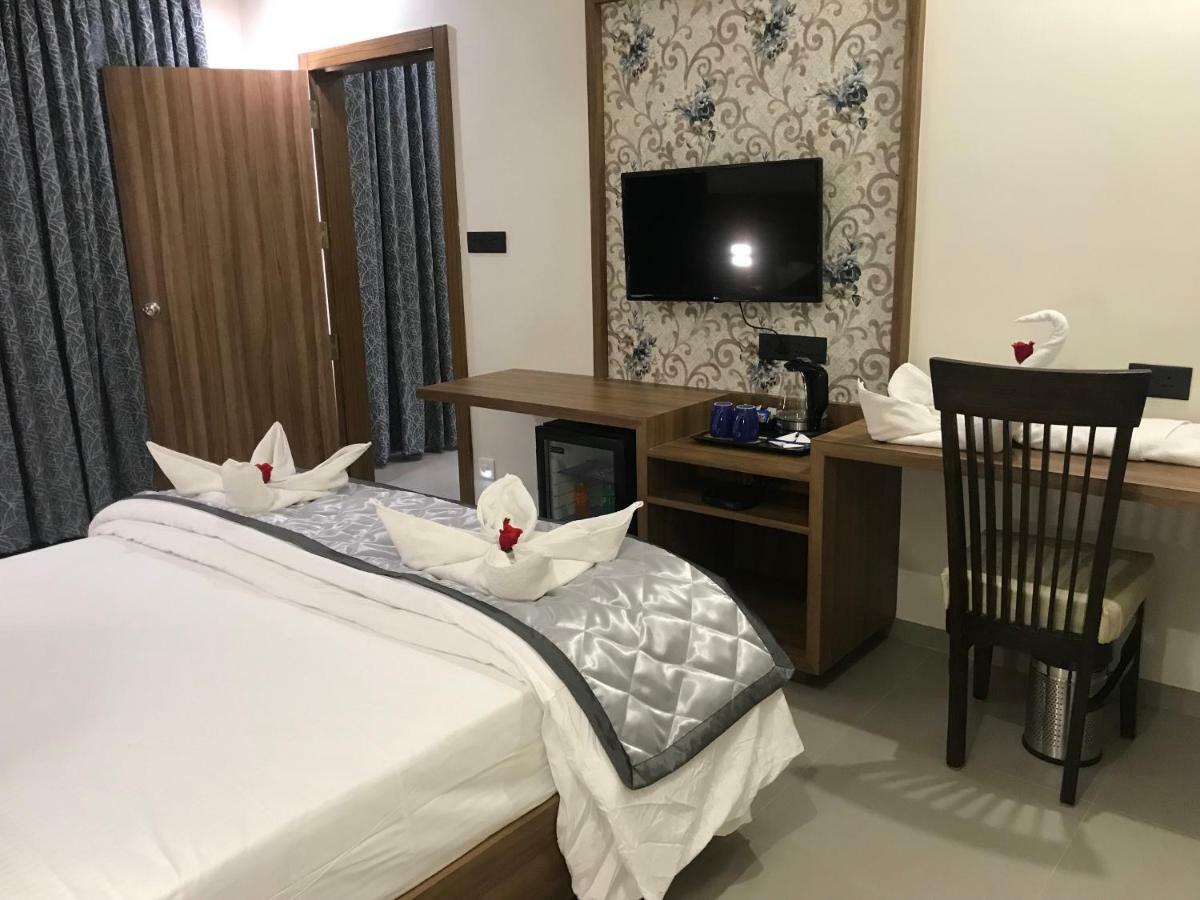 Kyriad Hotel Solapur By Othpl Esterno foto