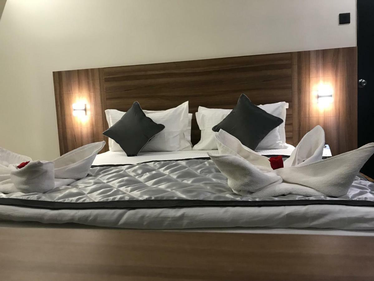 Kyriad Hotel Solapur By Othpl Esterno foto