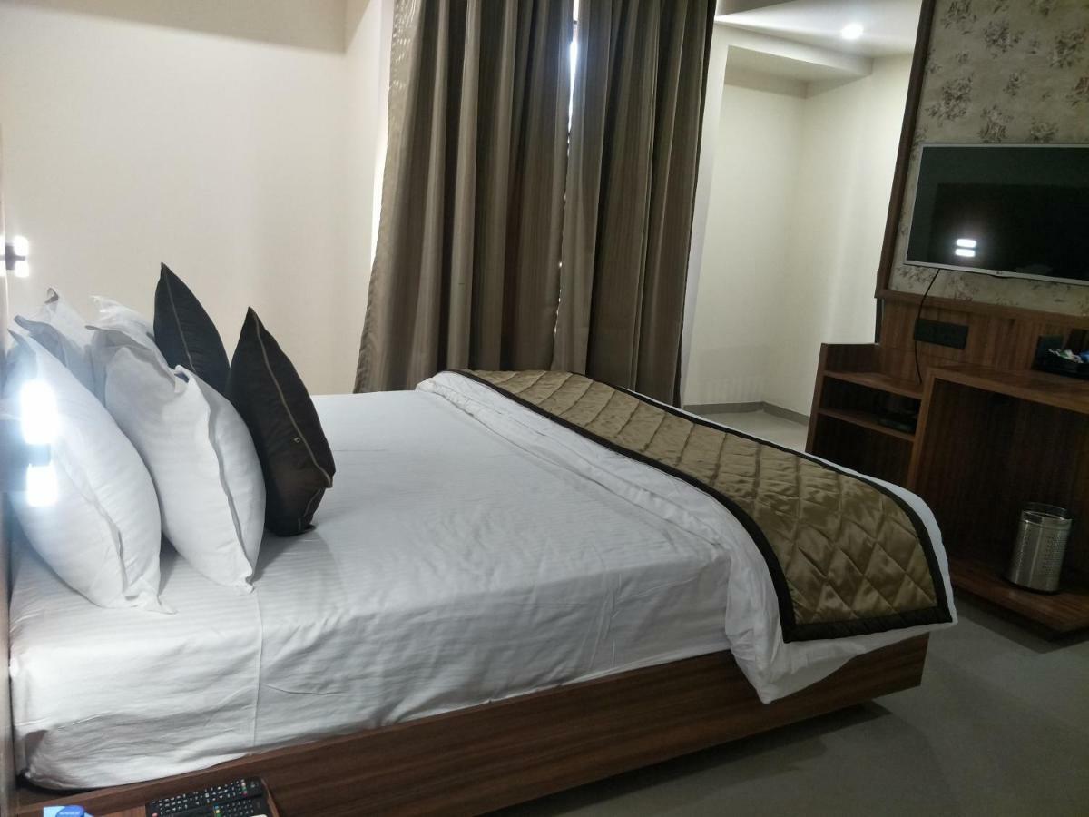 Kyriad Hotel Solapur By Othpl Esterno foto