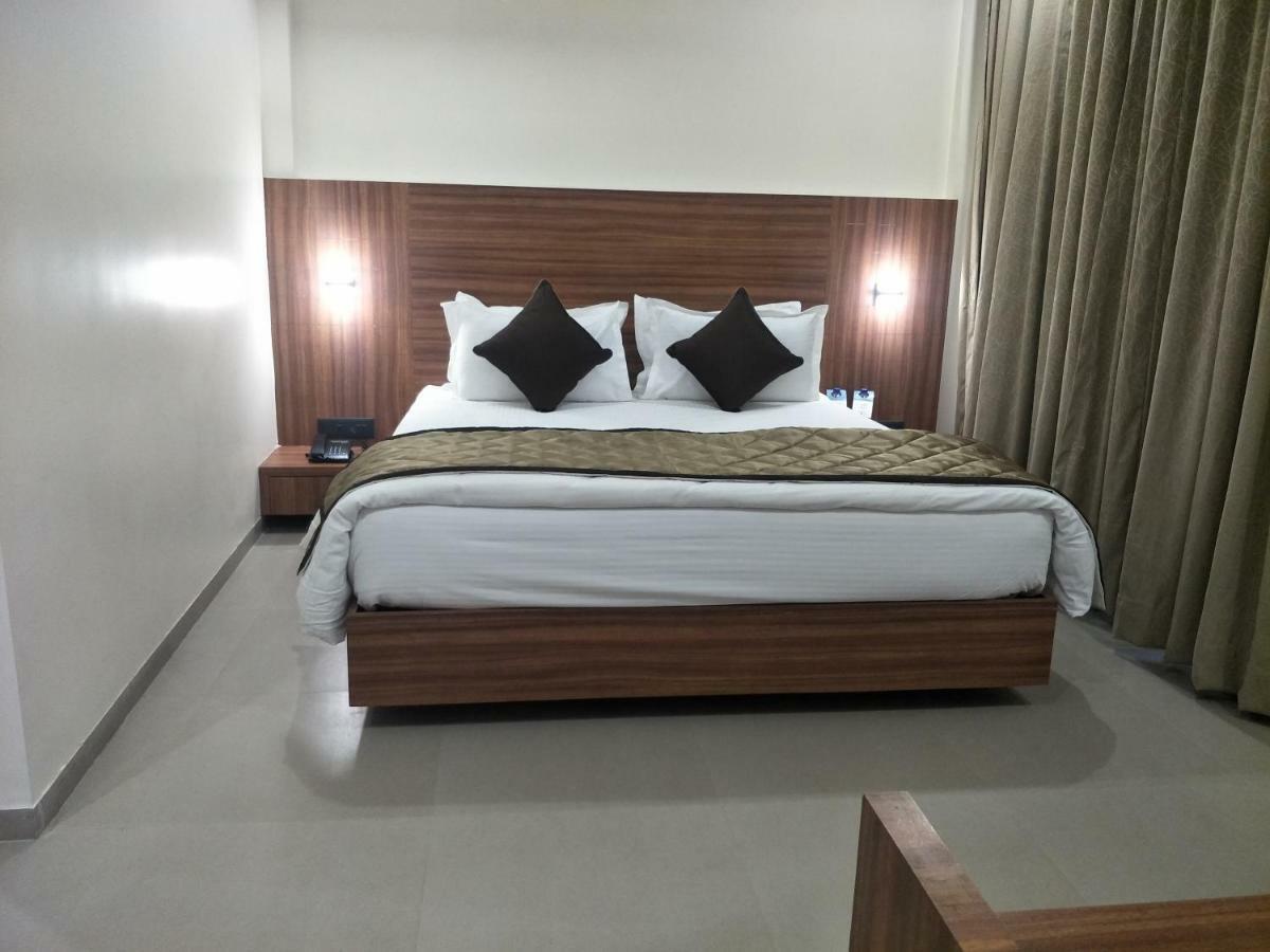 Kyriad Hotel Solapur By Othpl Esterno foto