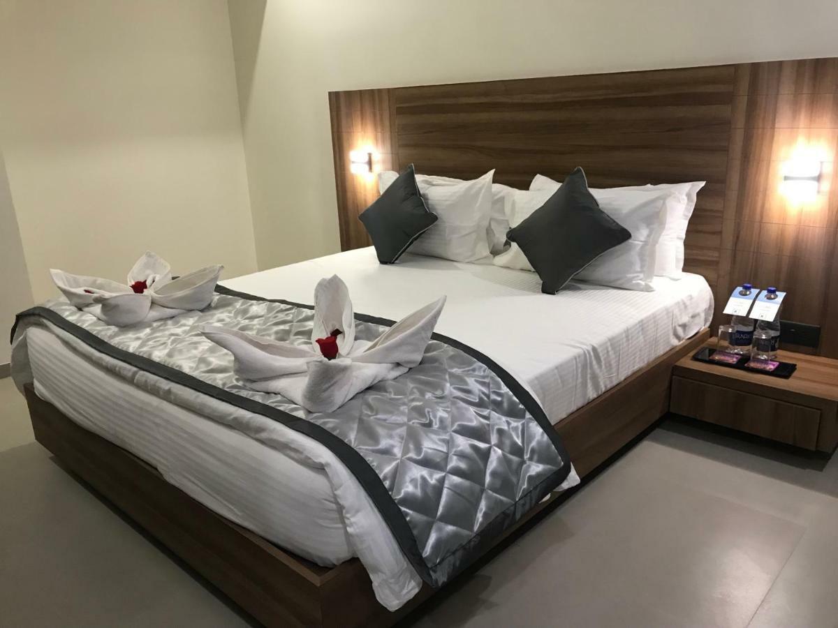 Kyriad Hotel Solapur By Othpl Esterno foto