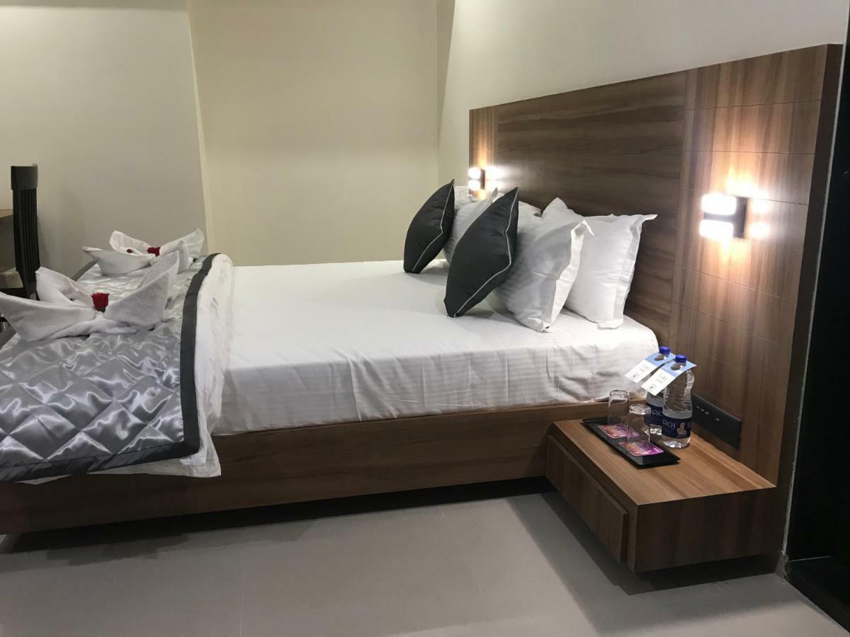 Kyriad Hotel Solapur By Othpl Esterno foto