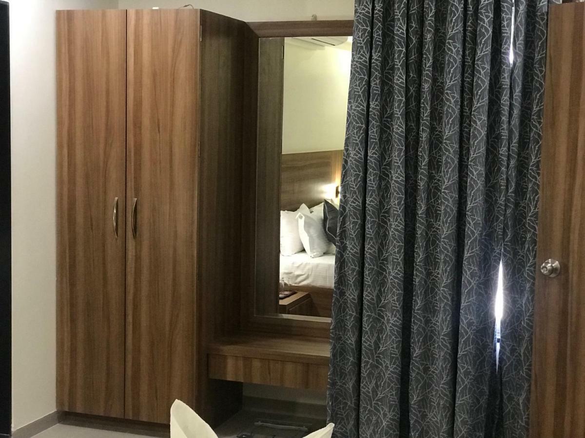 Kyriad Hotel Solapur By Othpl Esterno foto
